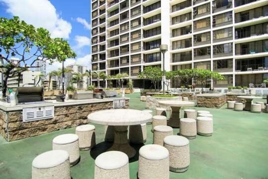 Beautifully Renovated 32Nd Floor Deluxe Ocean View Waikiki Condo Condo هونولولو المظهر الخارجي الصورة